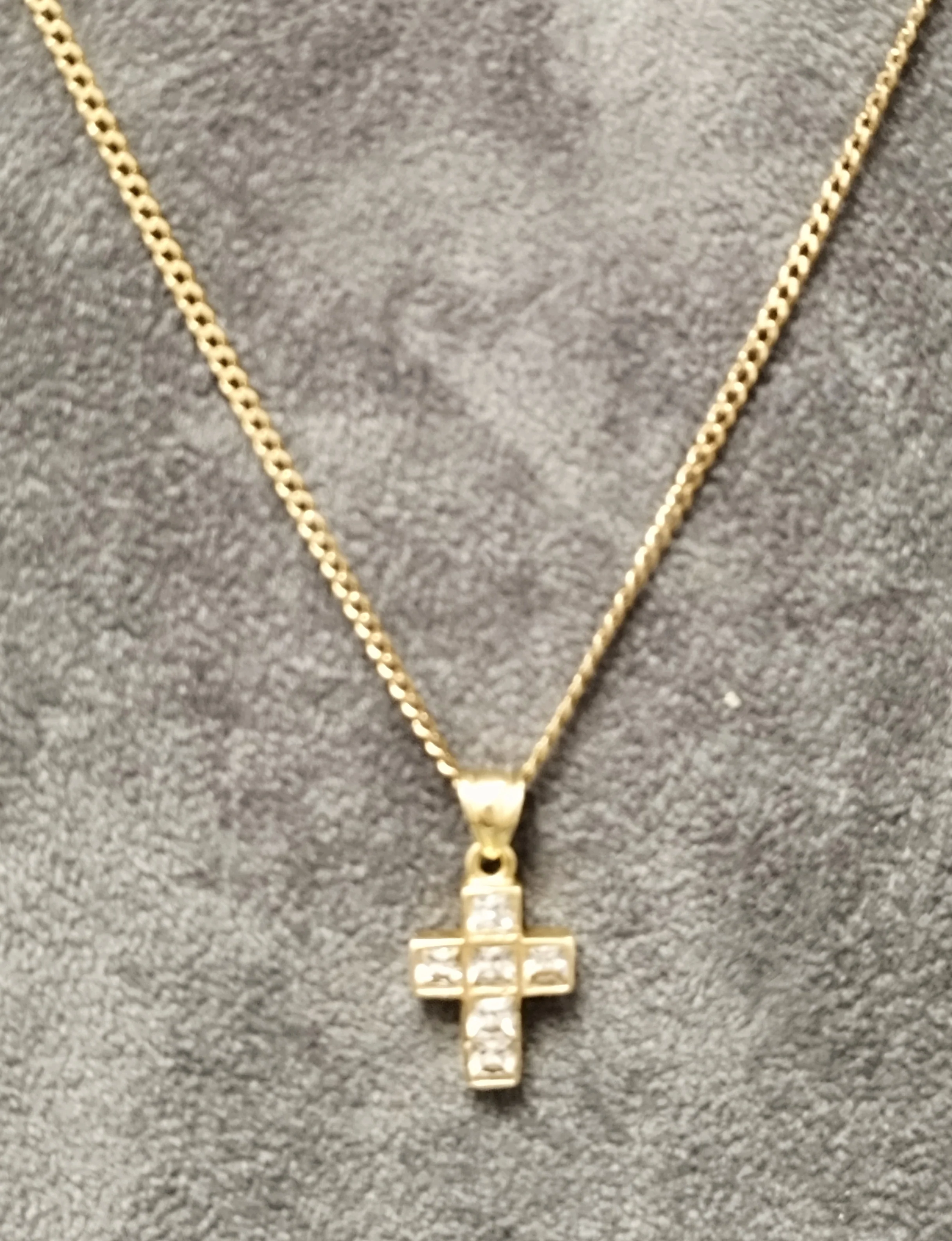 9ct Yellow Gold Cross Bezel Set with 6 Square Clear Stones on a 23" 9ct Gold Curb Chain - Image 3
