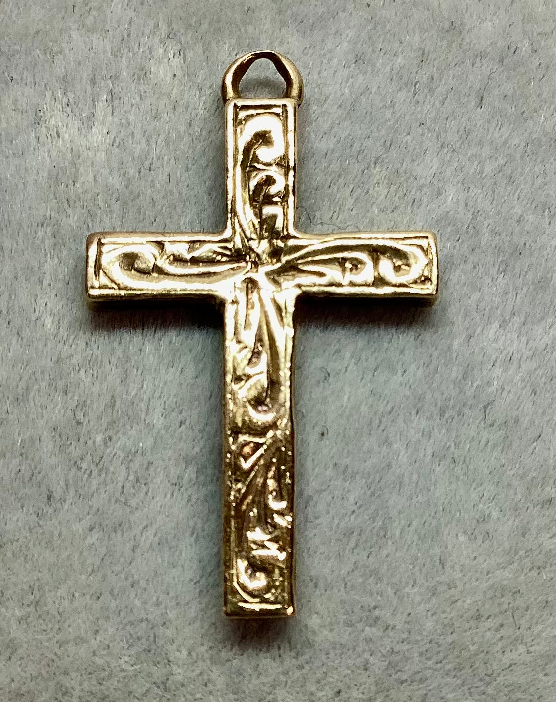 9ct yellow gold cross pendant - Image 2