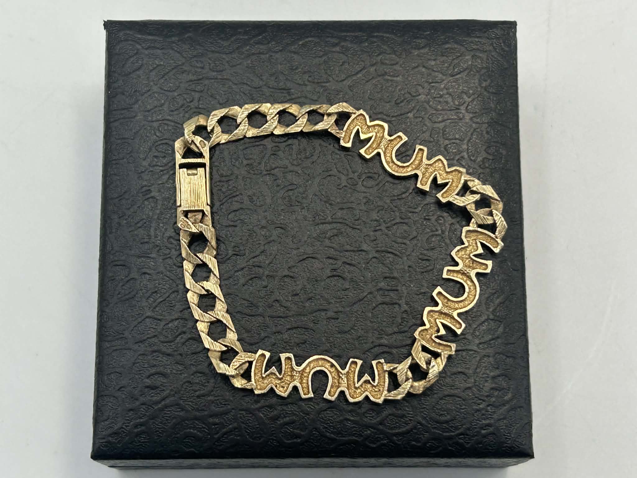 9CT Yellow Gold Curb Link Bracelet With 'Mum', 8'' - 9.5g, Boxed - Image 4