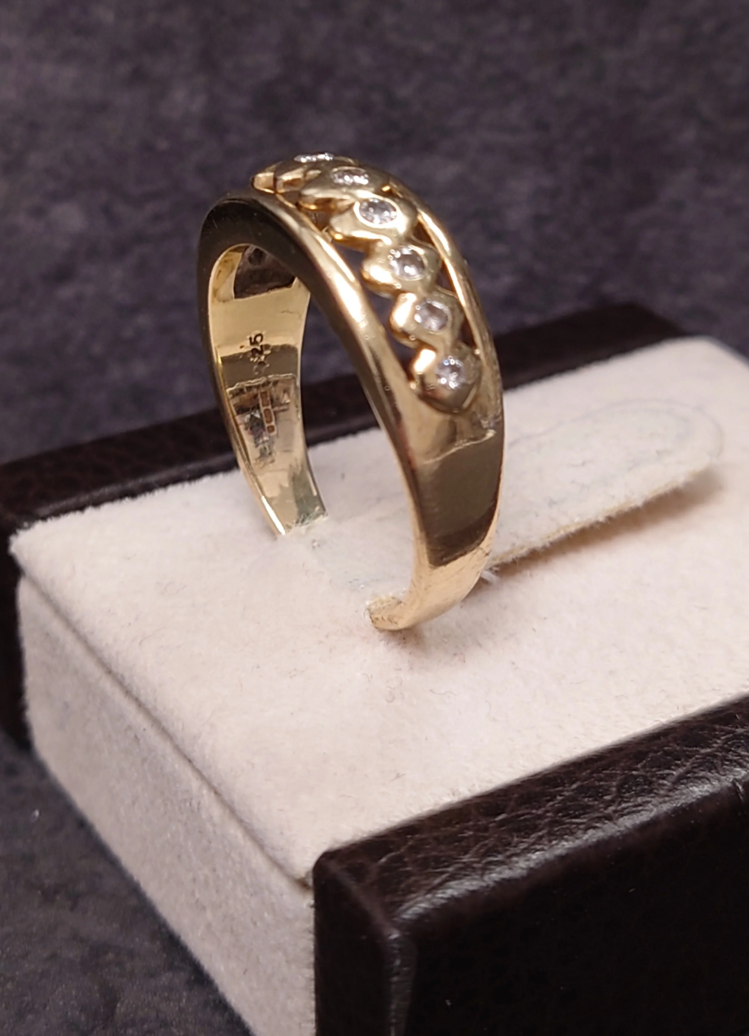 9ct Yellow Gold & Diamond Band Ring - Size T - Image 2