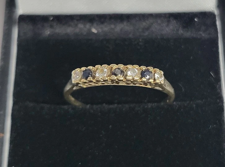 9ct Yellow Gold I Love You Ring With Clear And Black Stones - 1.34G - Size P. Hallmarked