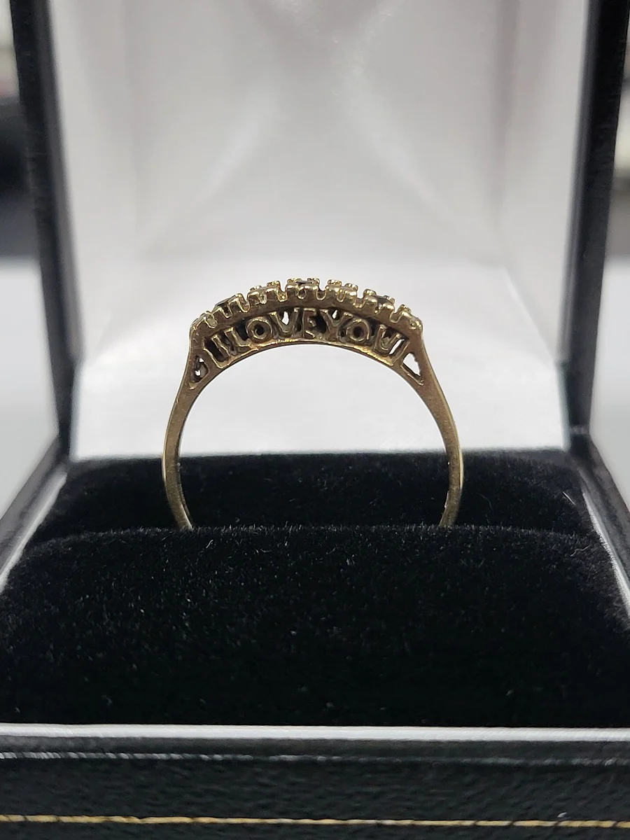 9ct Yellow Gold I Love You Ring With Clear And Black Stones - 1.34G - Size P. Hallmarked - Image 2