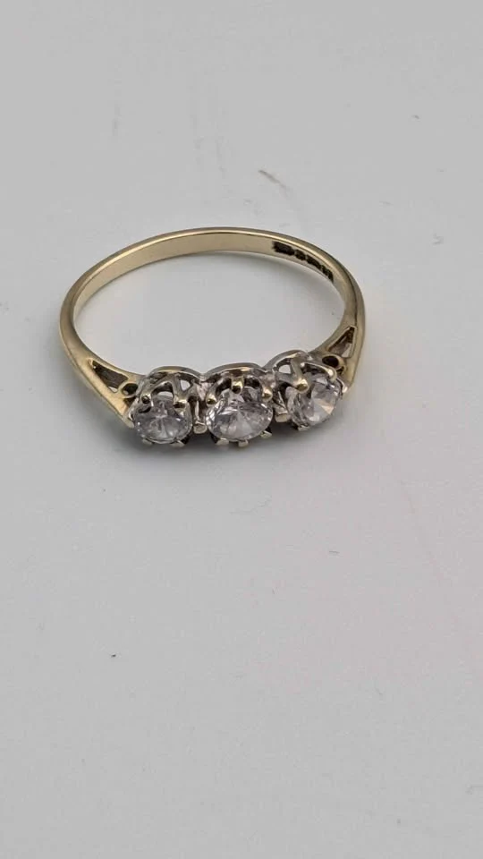 9ct Yellow Gold Ladies Ring With Clear CZ Stones - Size L - 1.47 Grams