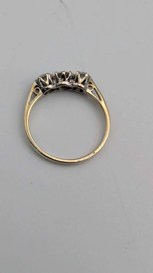9ct Yellow Gold Ladies Ring With Clear CZ Stones - Size L - 1.47 Grams - Image 2