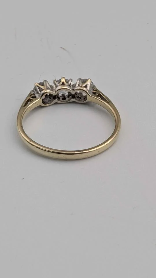 9ct Yellow Gold Ladies Ring With Clear CZ Stones - Size L - 1.47 Grams - Image 3