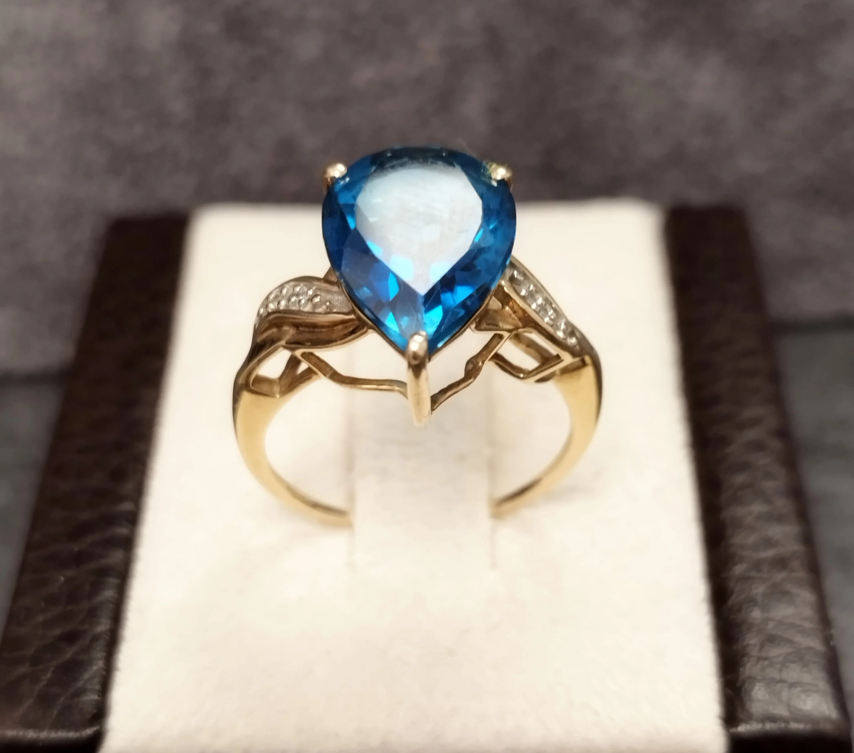 9ct Yellow Gold Large Blue Stone Ring - Size o - Image 2
