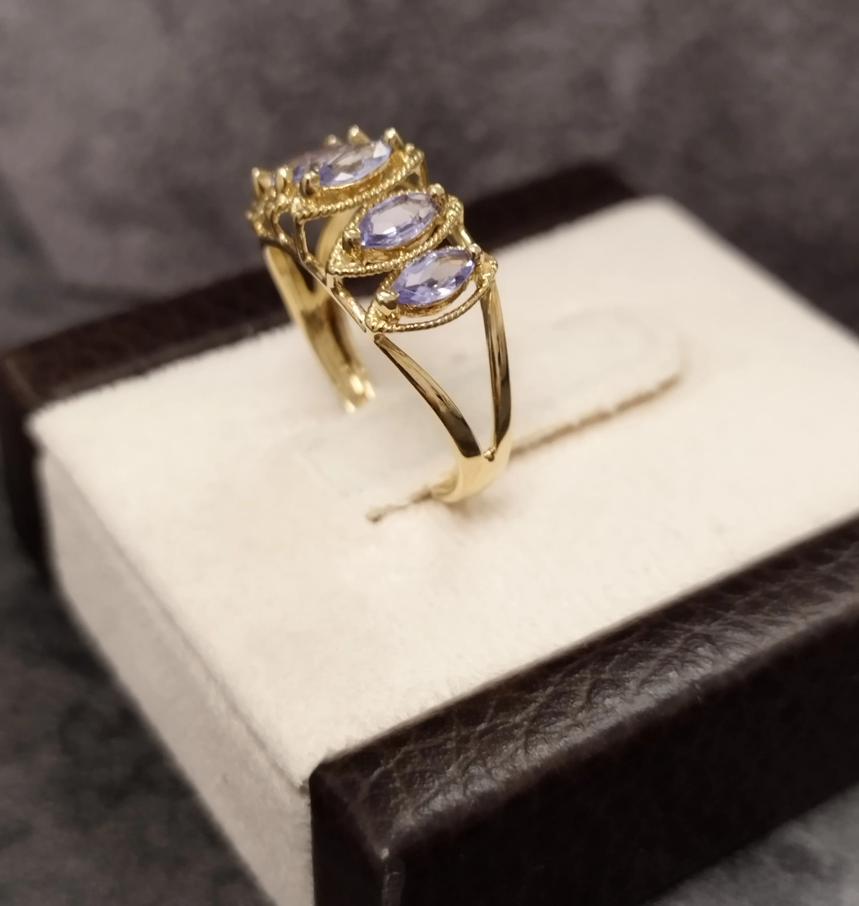 9ct Yellow Gold & Marquise Cut Lilac Stones Ring Size - M - Image 2