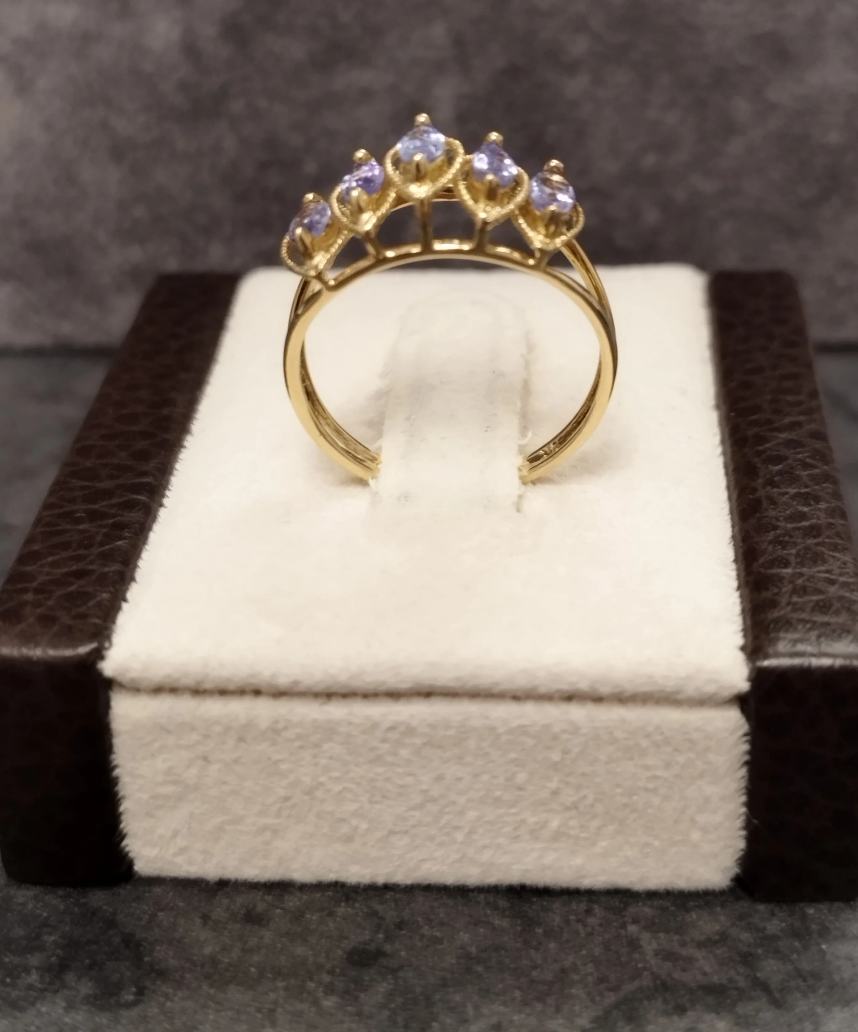 9ct Yellow Gold & Marquise Cut Lilac Stones Ring Size - M - Image 3