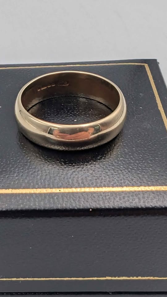 9ct Yellow Gold Men’s Wedding Band Ring – Size R – Solid Gold – 5.17 Grams Classic Polished Band - Image 3