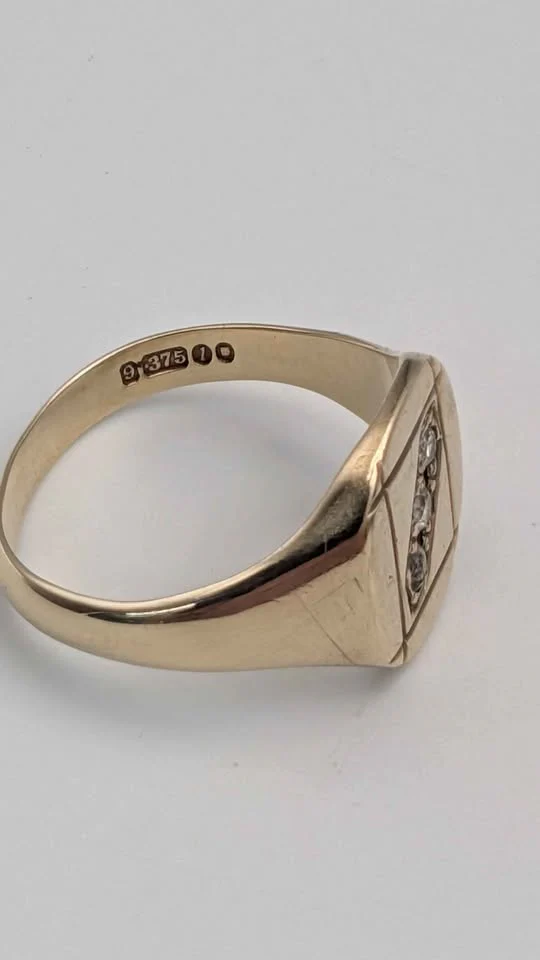 9ct Yellow Gold Mens Signet Ring With Set Of CZ Stones - 5.89 Grams - Size U - Image 3
