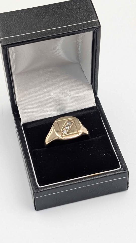 9ct Yellow Gold Mens Signet Ring With Set Of CZ Stones - 5.89 Grams - Size U - Image 4
