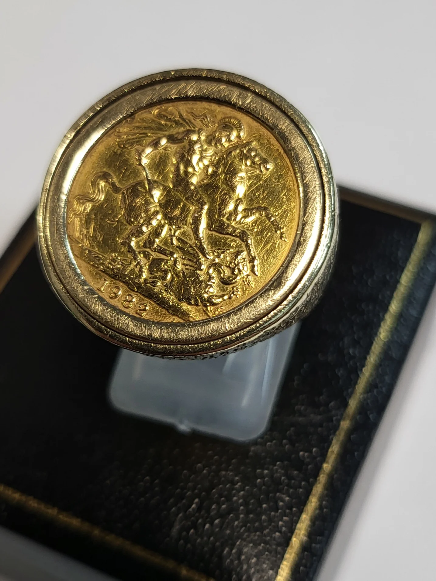 9ct Yellow Gold Mounted 1982 22ct Sovereign Ring - Size P - 15.99g total