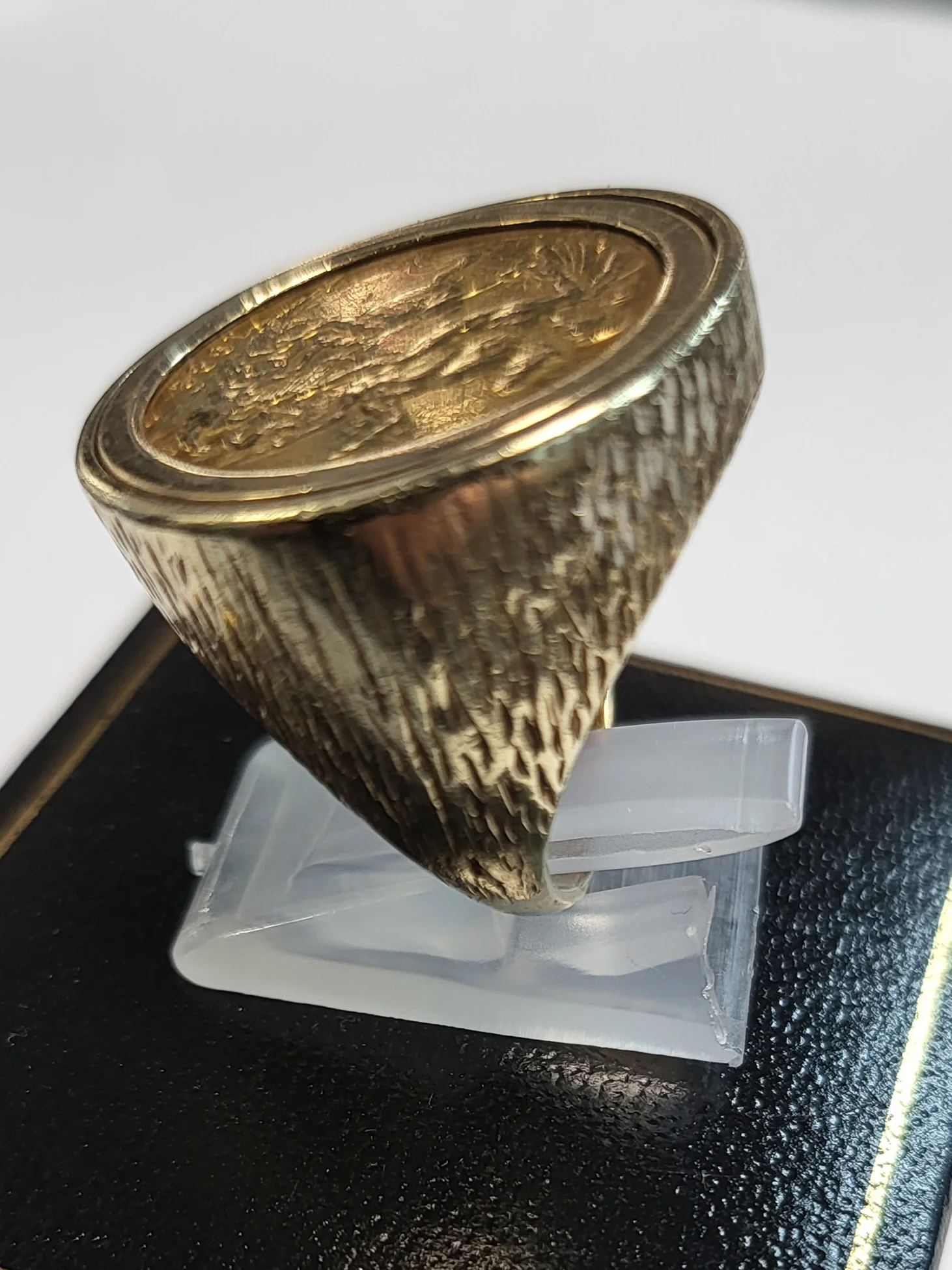9ct Yellow Gold Mounted 1982 22ct Sovereign Ring - Size P - 15.99g total - Image 2