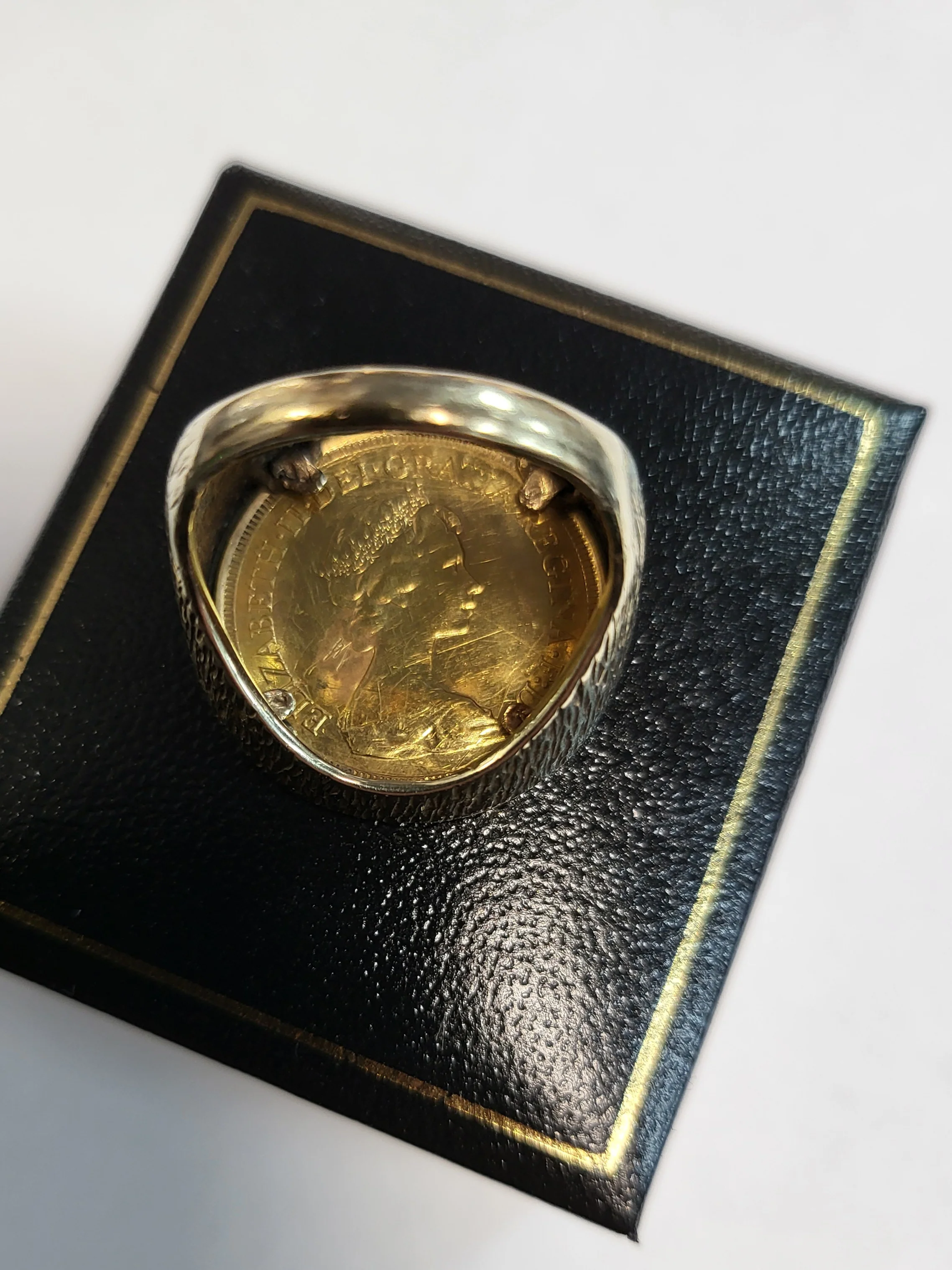 9ct Yellow Gold Mounted 1982 22ct Sovereign Ring - Size P - 15.99g total - Image 3