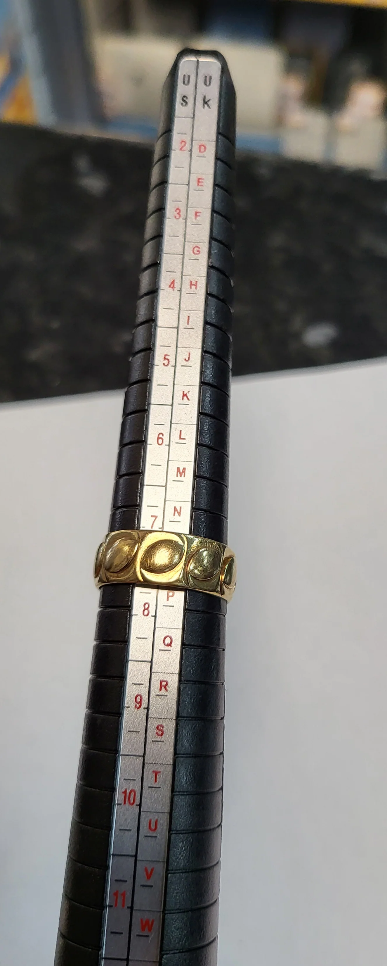 9ct Yellow Gold Patterned Band Ring - Size O/P - 4.47g - Image 4