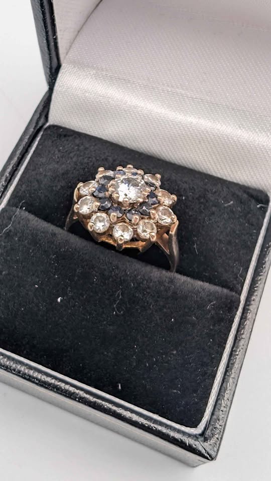 9ct Yellow Gold Ring – Flower-Shaped Cluster Design – 3.83g – Size L – Polished Finish - Image 3