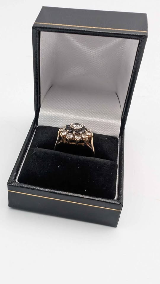 9ct Yellow Gold Ring – Flower-Shaped Cluster Design – 3.83g – Size L – Polished Finish - Image 4