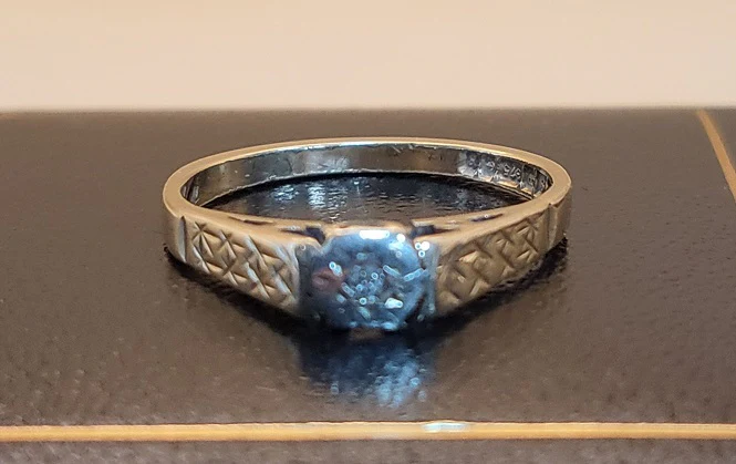 9ct Yellow Gold Ring With Clear Stone - 1.76G - Size L. Hallmarked