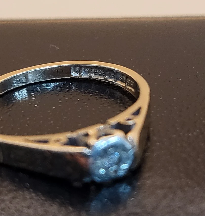 9ct Yellow Gold Ring With Clear Stone - 1.76G - Size L. Hallmarked - Image 2