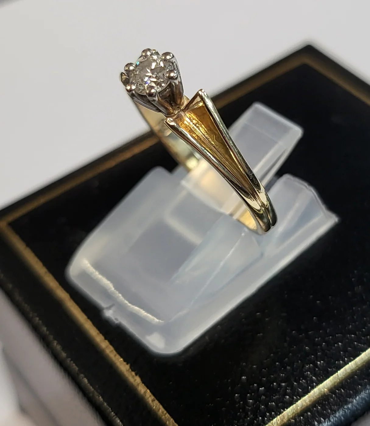 9ct Yellow Gold Ring with Clear Stone - Size N (N 1/2) - 2.39g total - Image 2