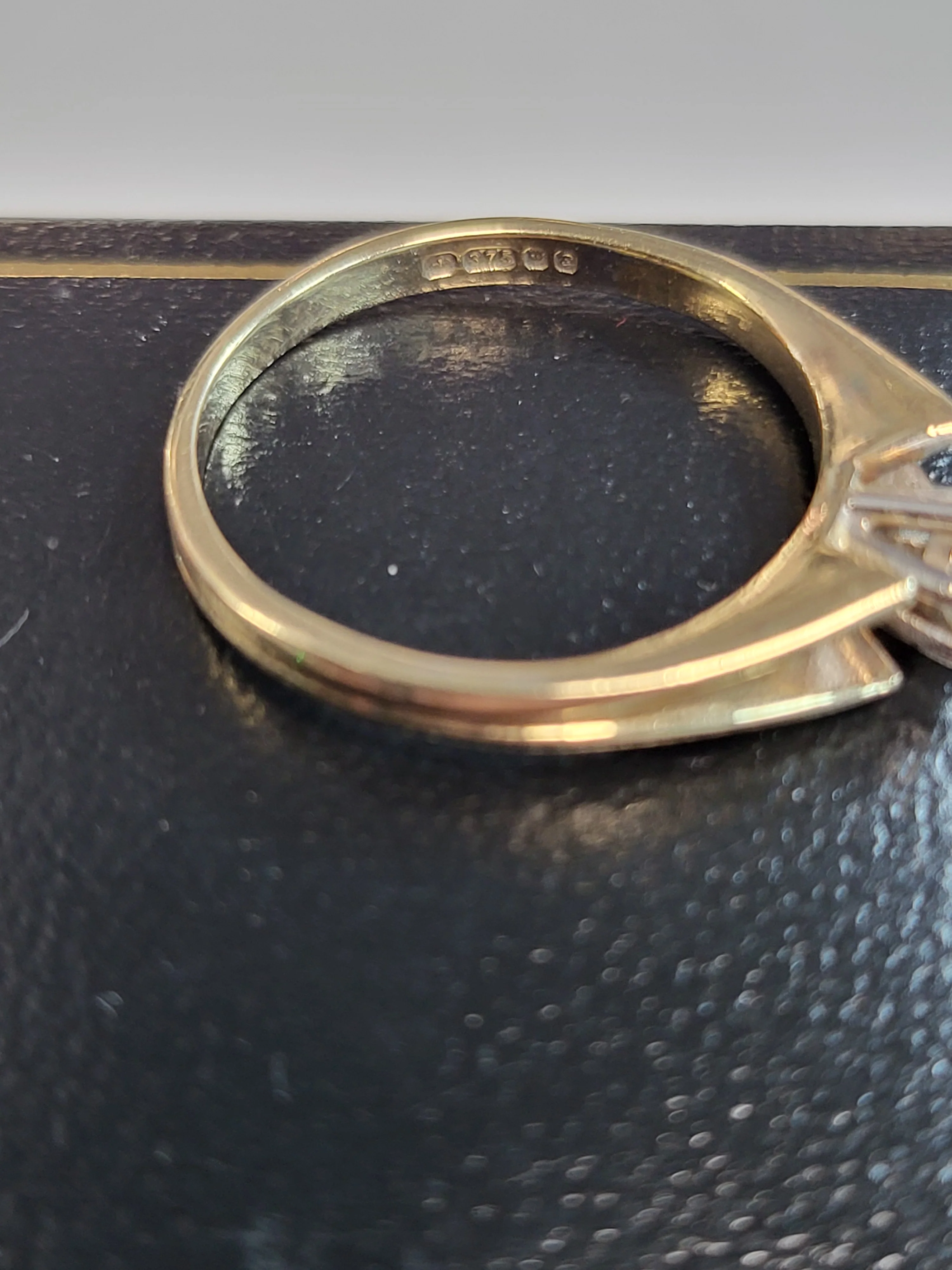 9ct Yellow Gold Ring with Clear Stone - Size N (N 1/2) - 2.39g total - Image 3