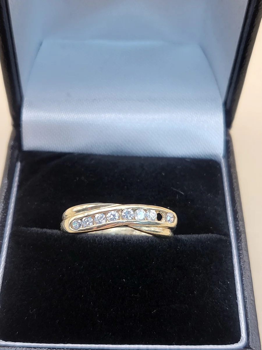 9CT Yellow Gold Ring With Clear Stones - 1.58g - Size M - Hallamrked