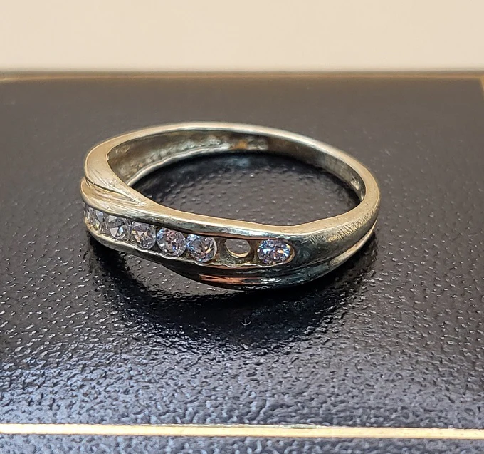 9CT Yellow Gold Ring With Clear Stones - 1.58g - Size M - Hallamrked - Image 4