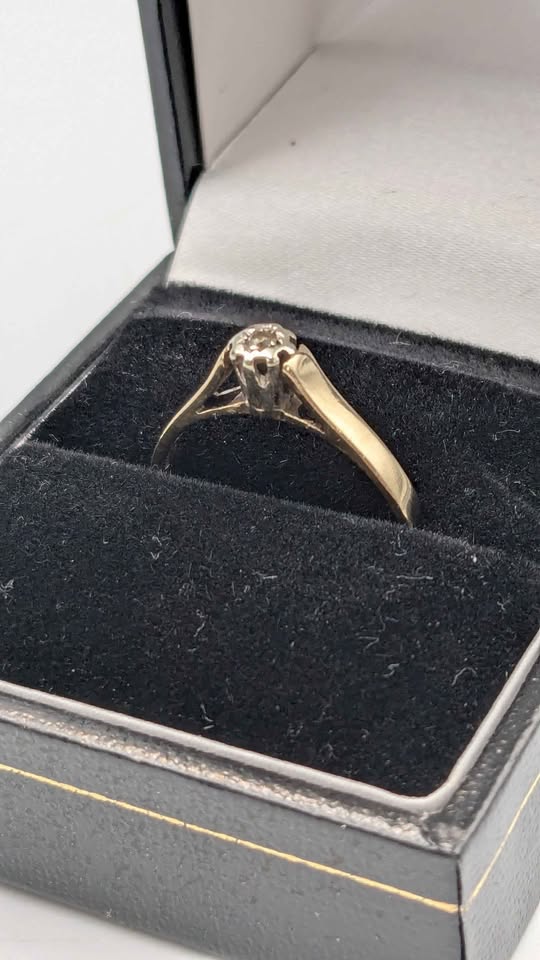 9ct Yellow Gold Single Cubic Zirconia Solitaire Ring - 1.60 Grams - Size O - Image 4