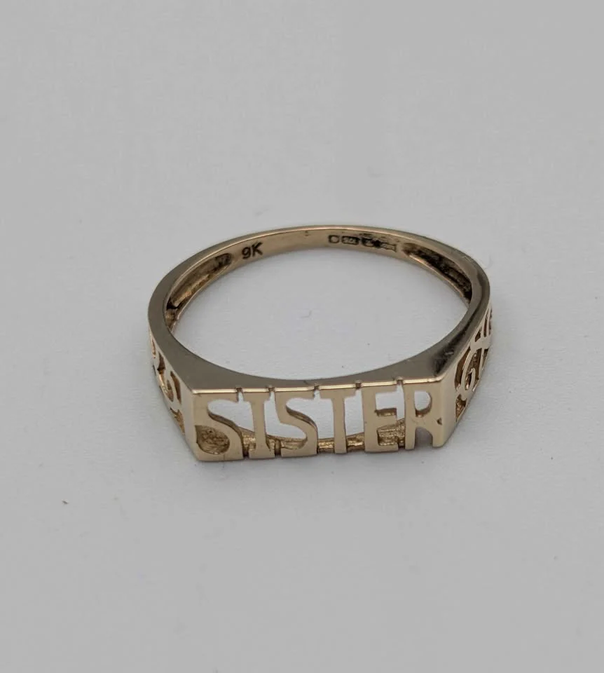 9ct Yellow Gold “Sister” Ring – Size O – 1.17g – Sentimental Gift Design