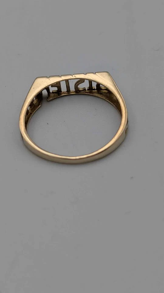 9ct Yellow Gold “Sister” Ring – Size O – 1.17g – Sentimental Gift Design - Image 2