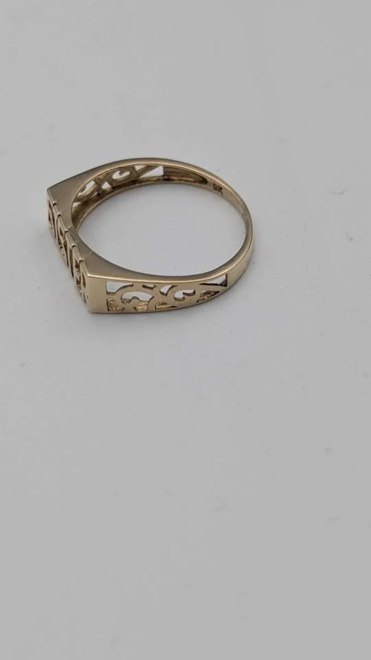 9ct Yellow Gold “Sister” Ring – Size O – 1.17g – Sentimental Gift Design - Image 3