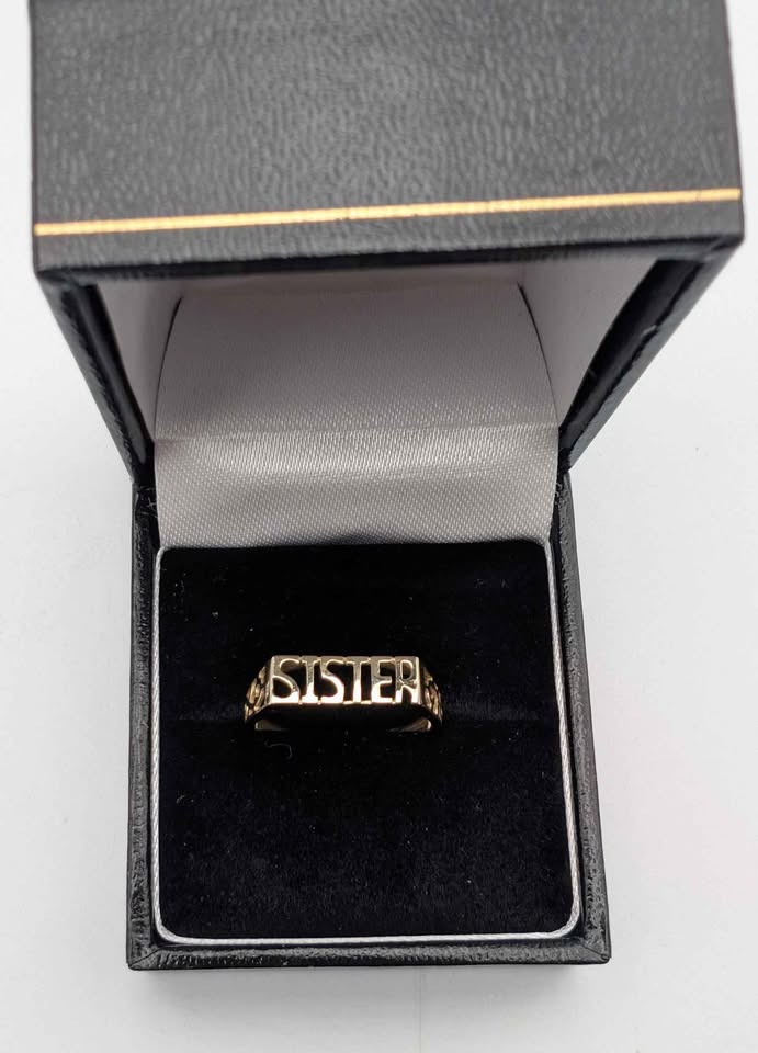 9ct Yellow Gold “Sister” Ring – Size O – 1.17g – Sentimental Gift Design - Image 4