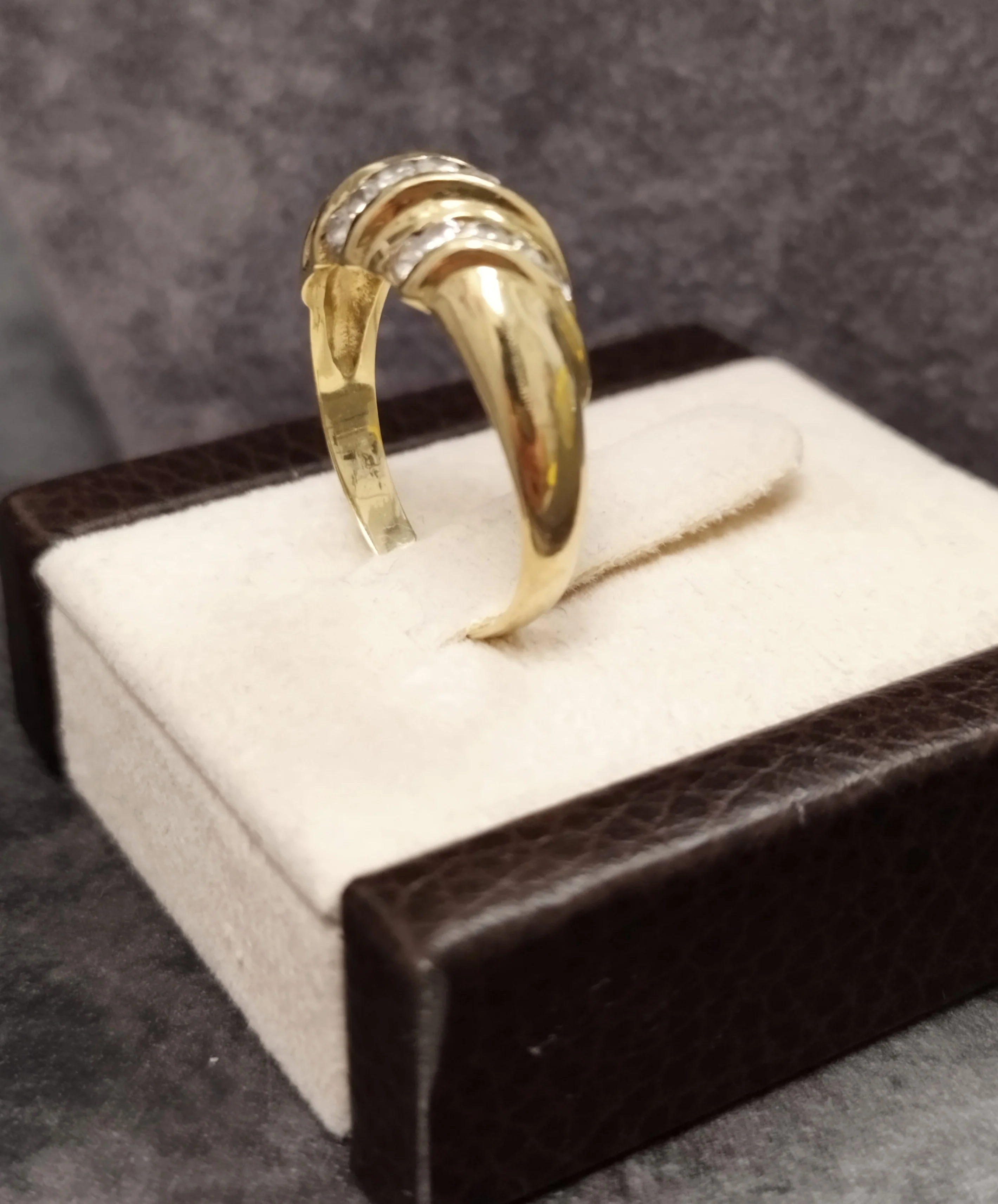 9ct Yellow Gold Stylish Ring Channel set with Clear Stones Size - R