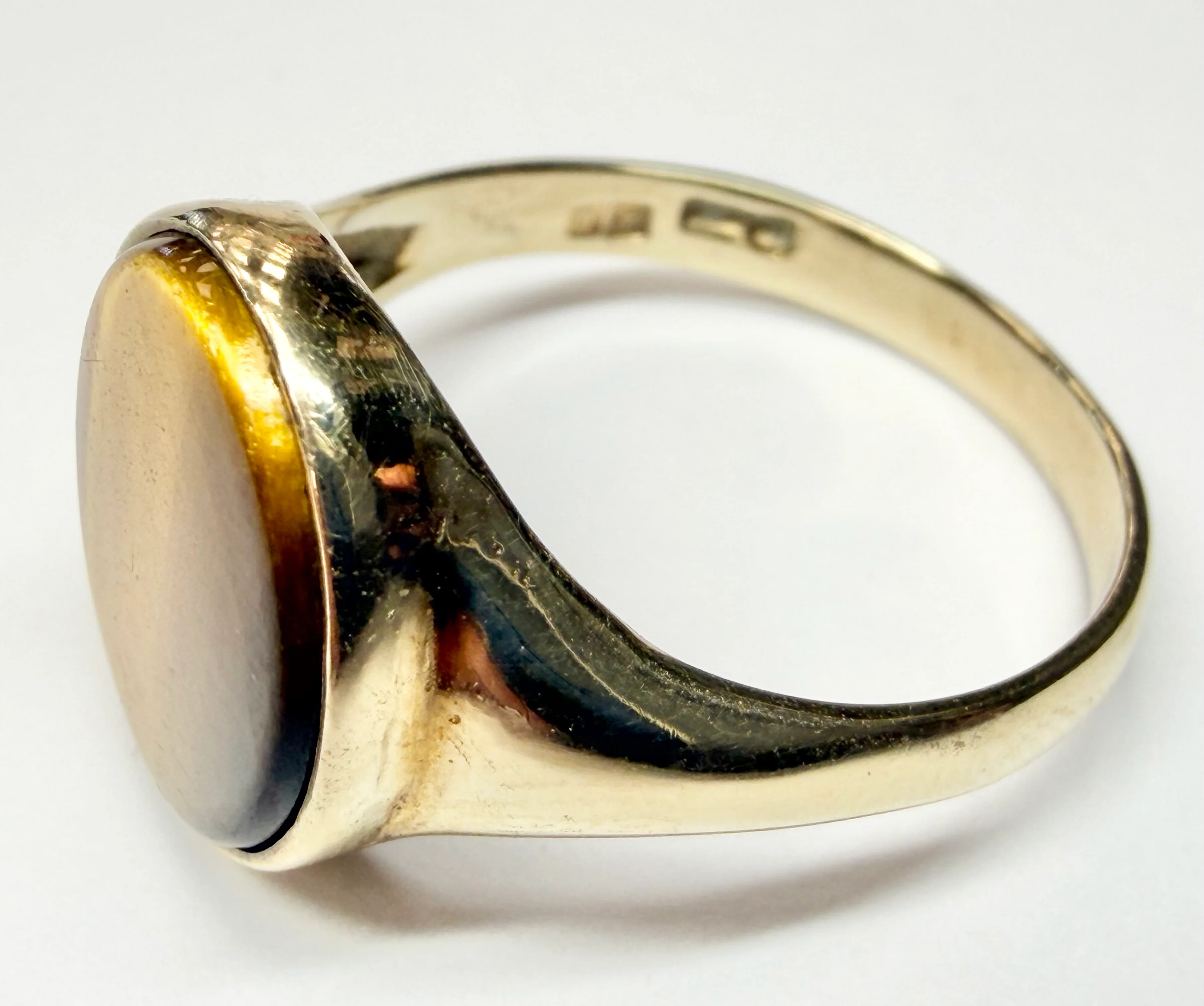 9ct yellow gold tigers eye signet ring Size U - Image 3