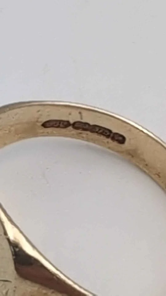 9ct Yellow Gold Vintage Men’s Signet Ring with Engraved Pattern – 4.93g – Size R – Classic Retro Style - Image 2