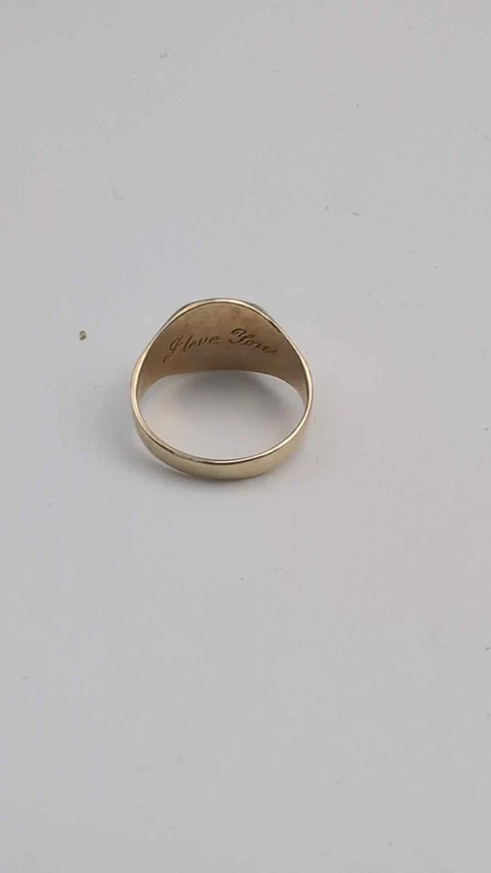 9ct Yellow Gold Vintage Men’s Signet Ring with Engraved Pattern – 4.93g – Size R – Classic Retro Style - Image 4