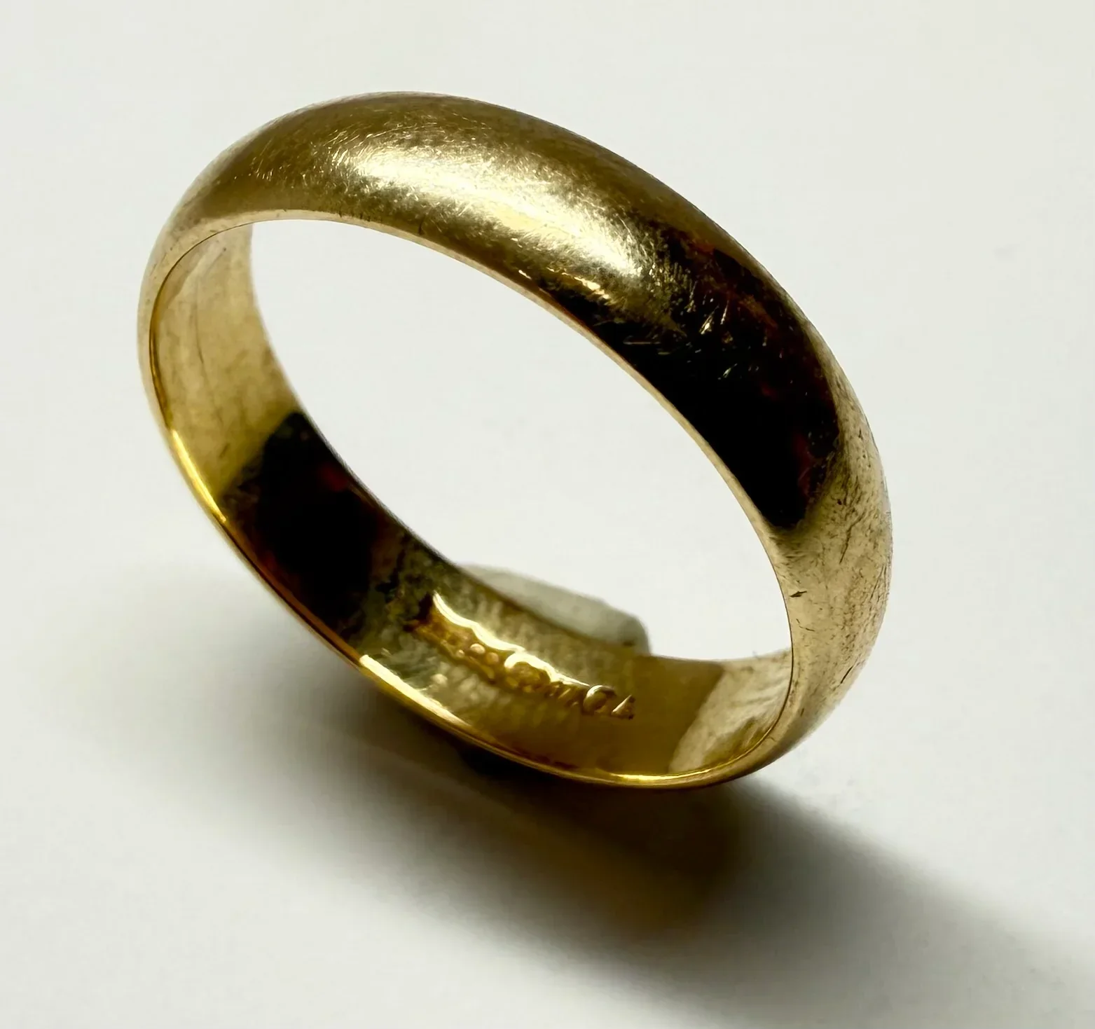 9ct yellow gold wedding band ring size M