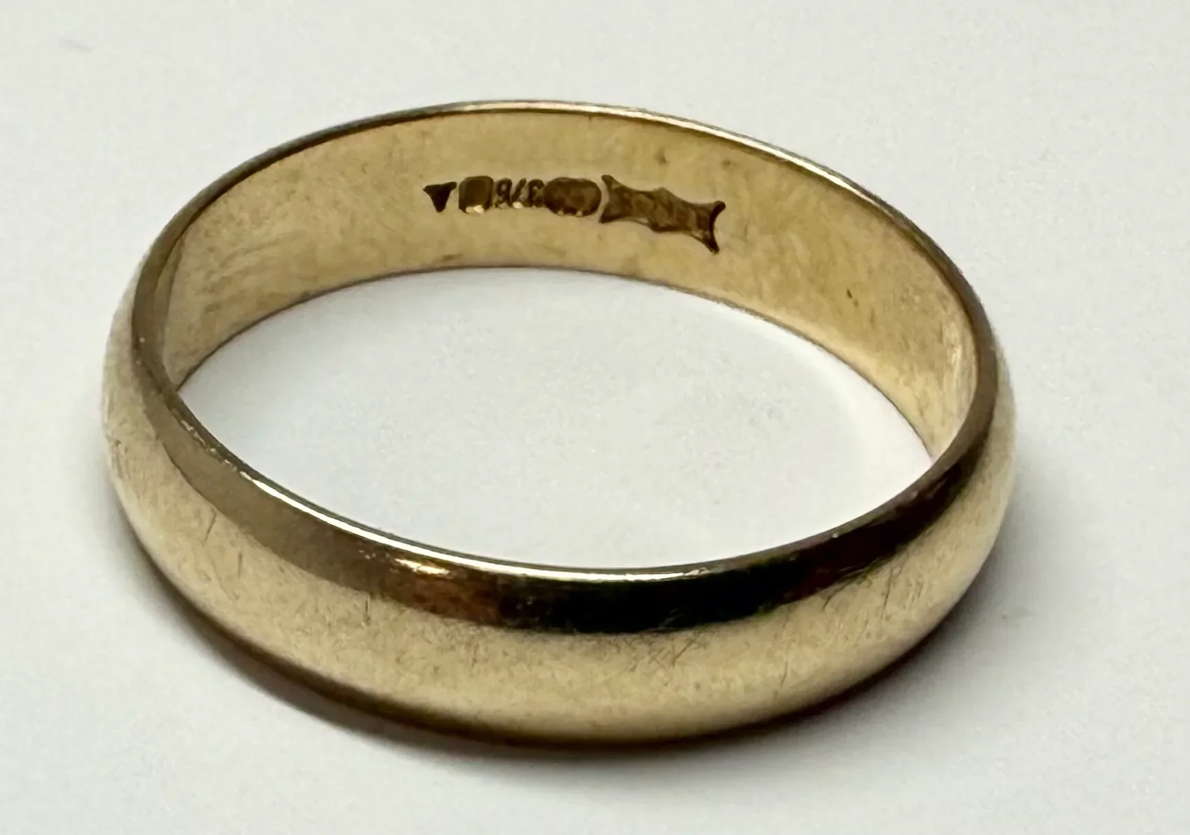 9ct yellow gold wedding band ring size M - Image 2