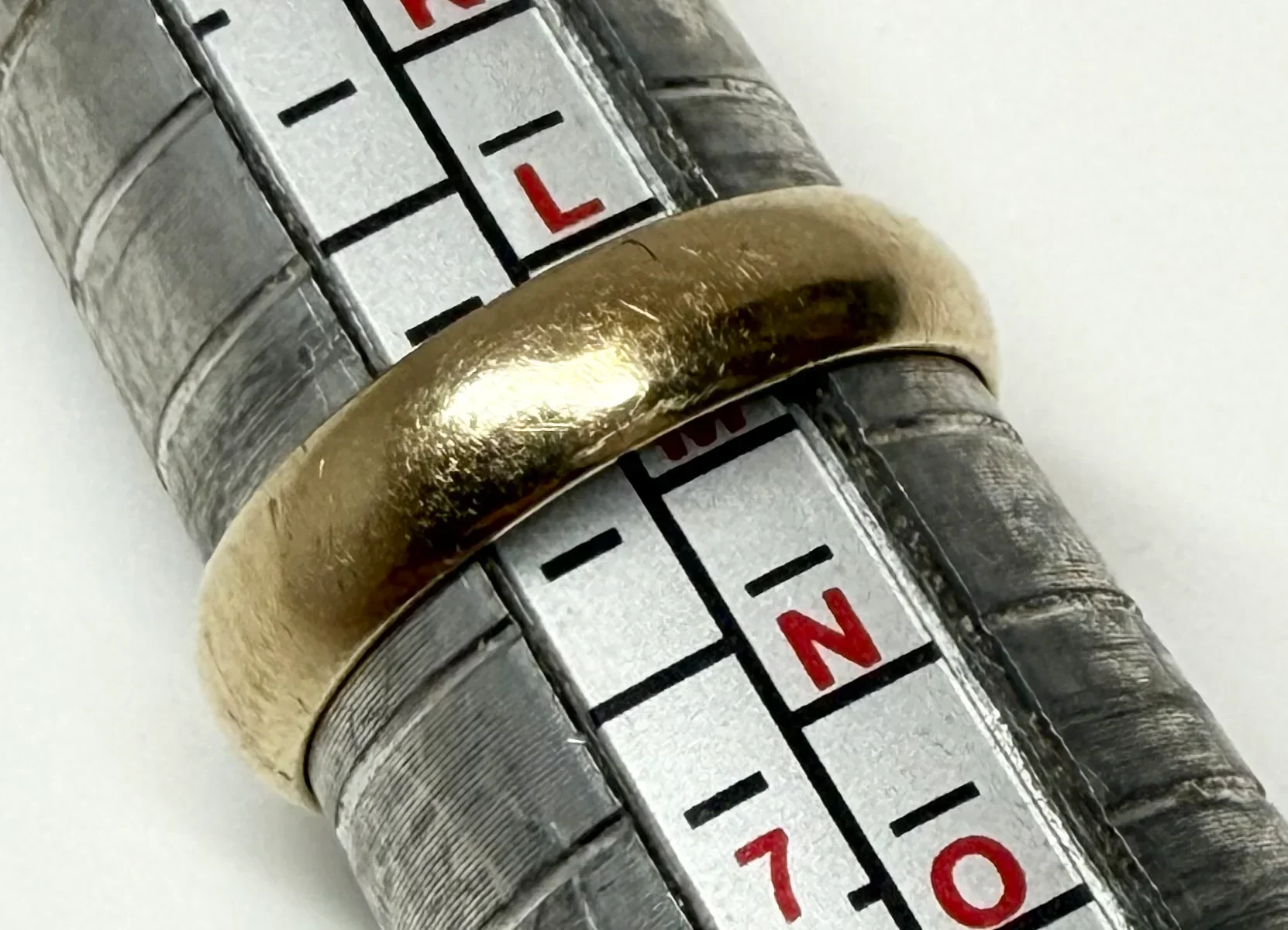 9ct yellow gold wedding band ring size M - Image 3