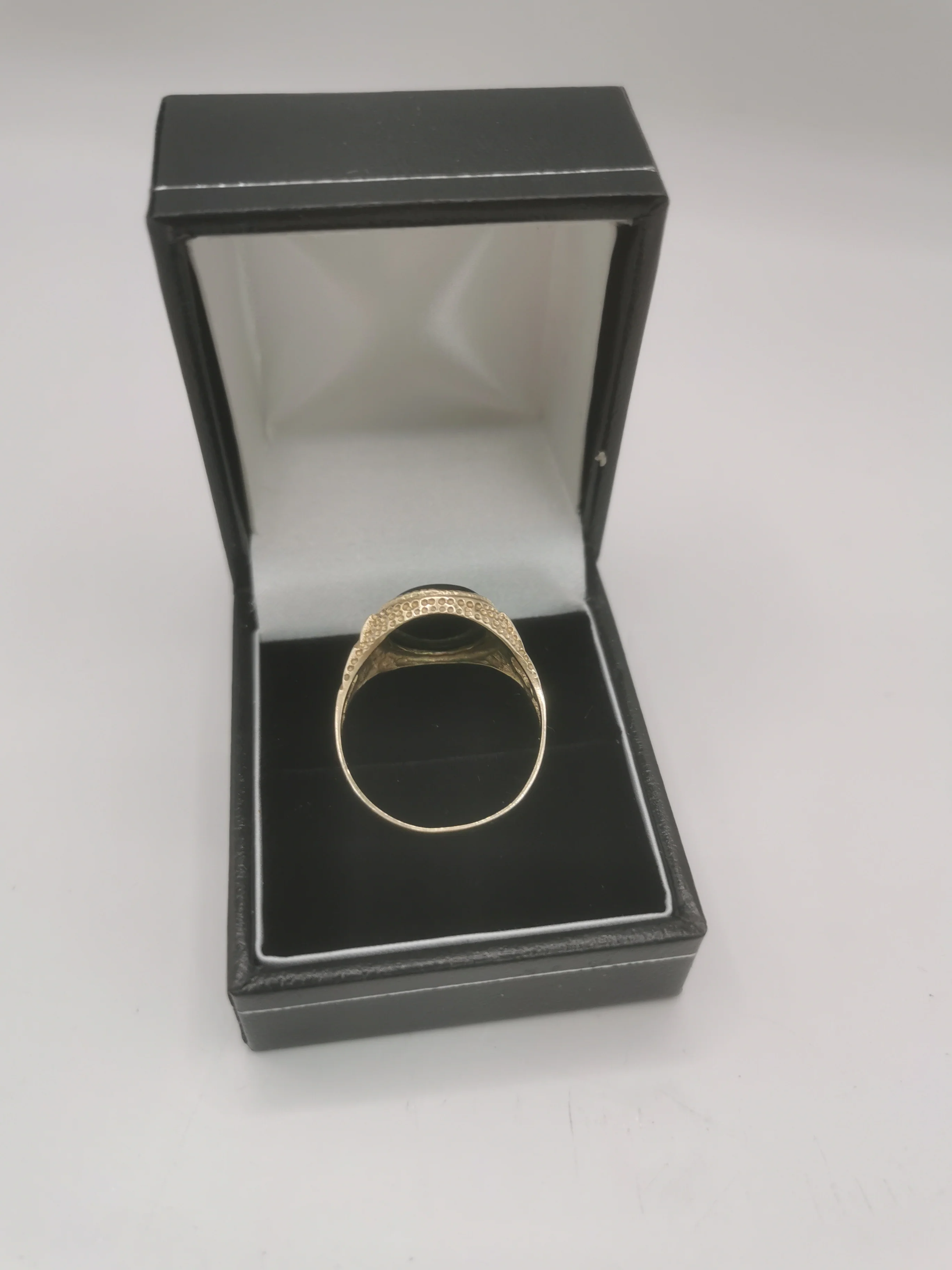 9K Gold Ring with Black Stone 3.9G Hallmarked and Tested Size W - Image 2