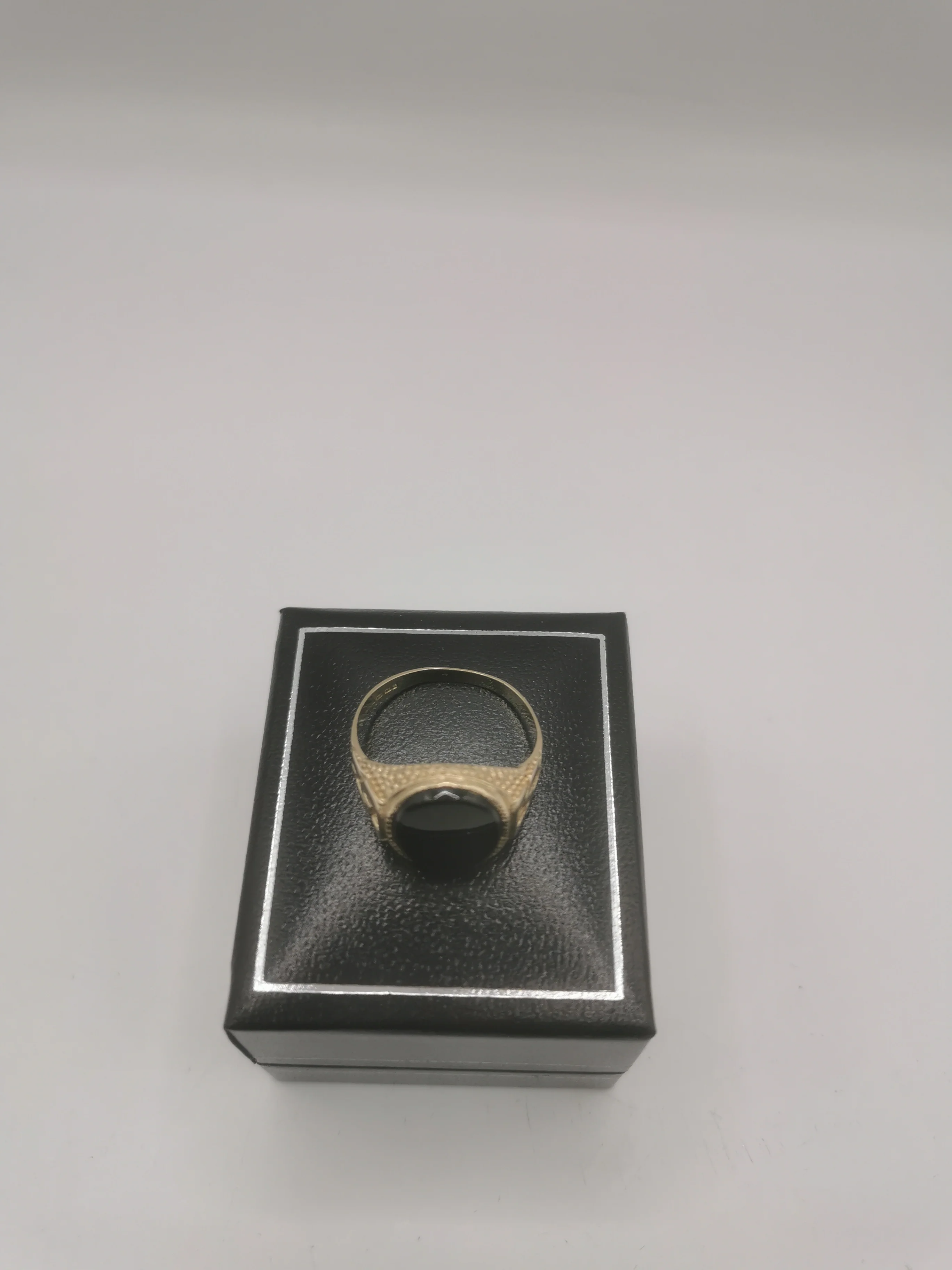 9K Gold Ring with Black Stone 3.9G Hallmarked and Tested Size W - Image 3