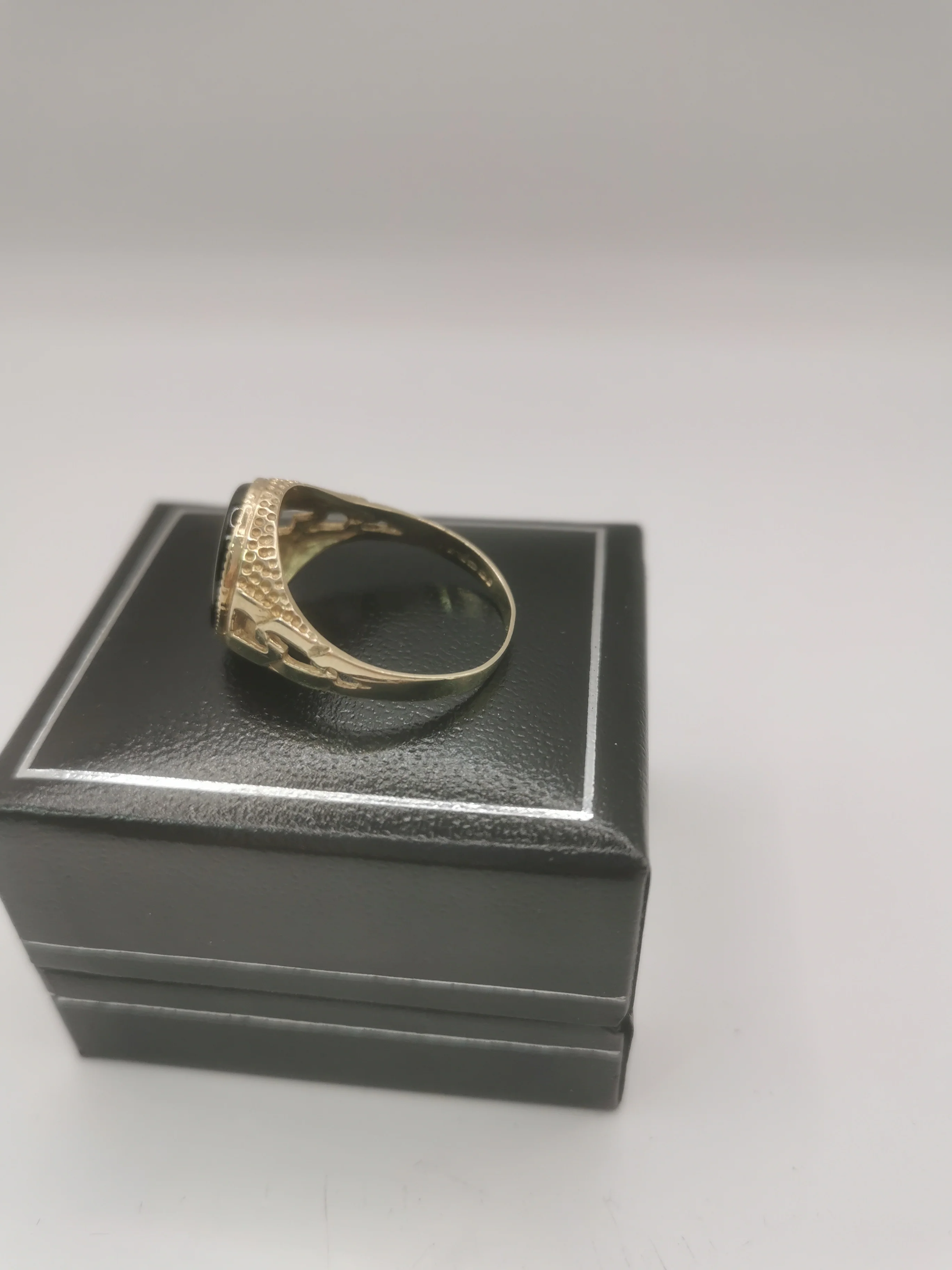 9K Gold Ring with Black Stone 3.9G Hallmarked and Tested Size W - Image 4