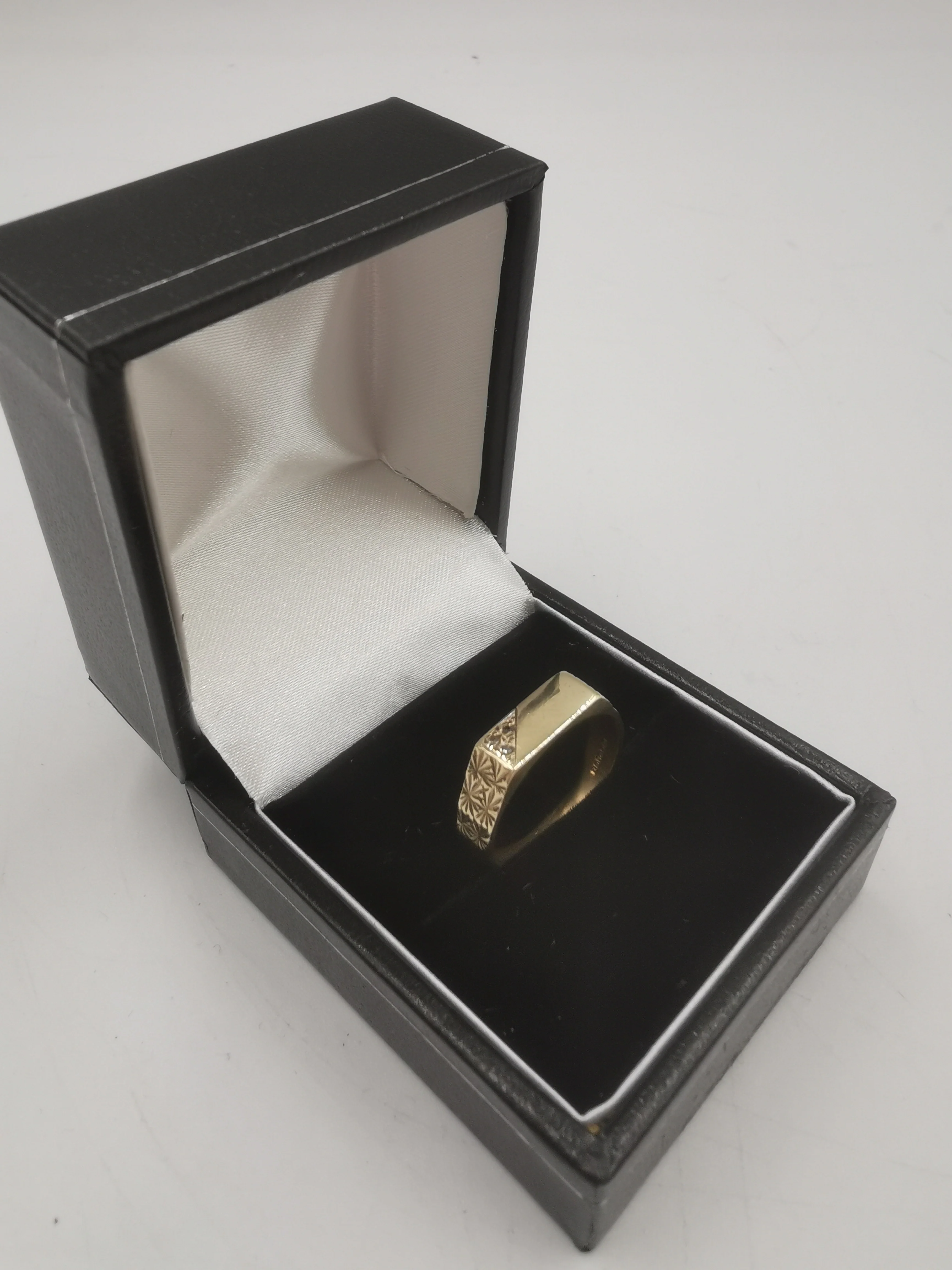 9K Stylised Star Design Ring, 375 Hallmarked, 2.5Grams, Size: L
