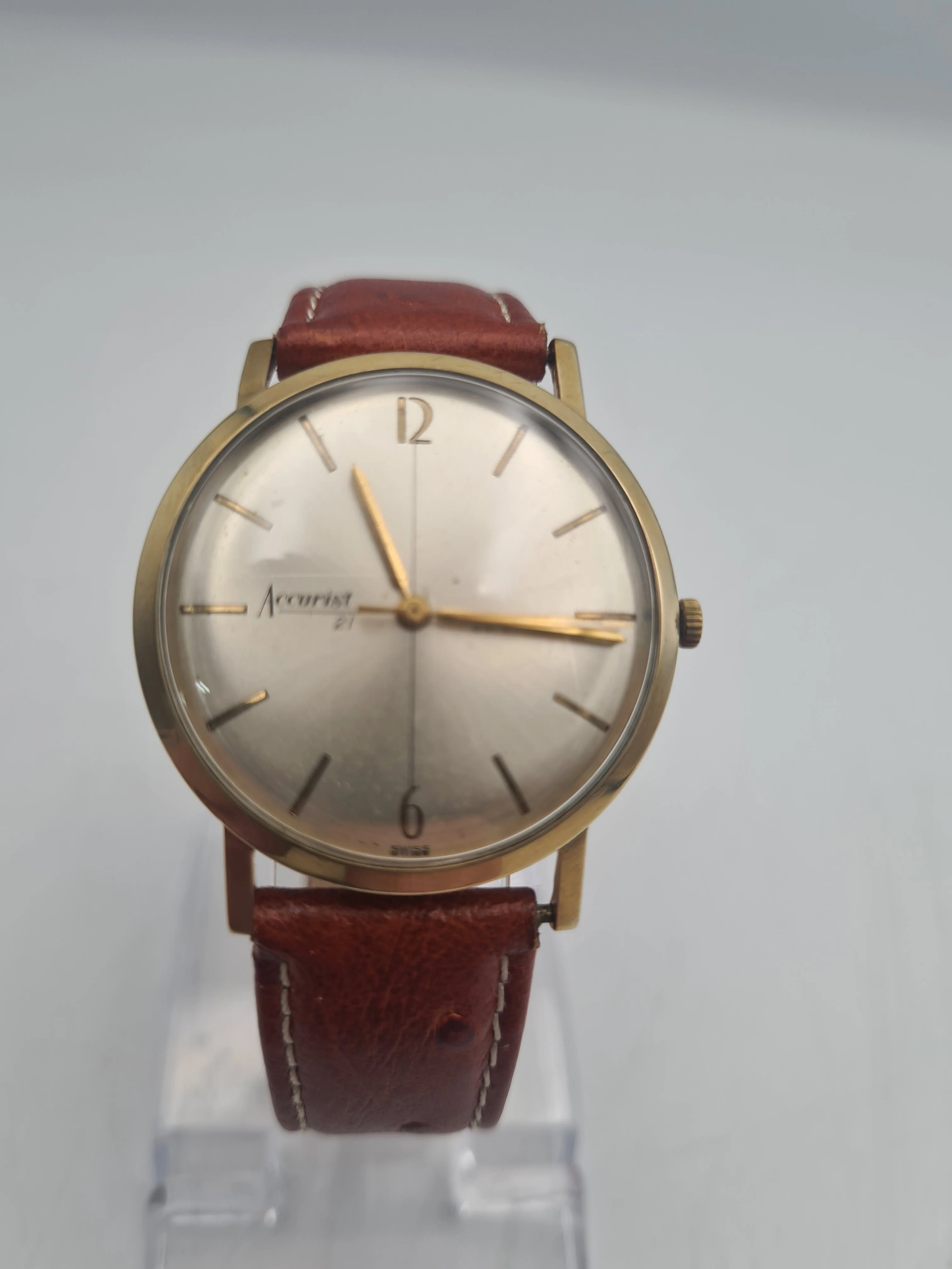 Accurist 9ct Gold Cased manual Wind watch with leather strap - Image 2