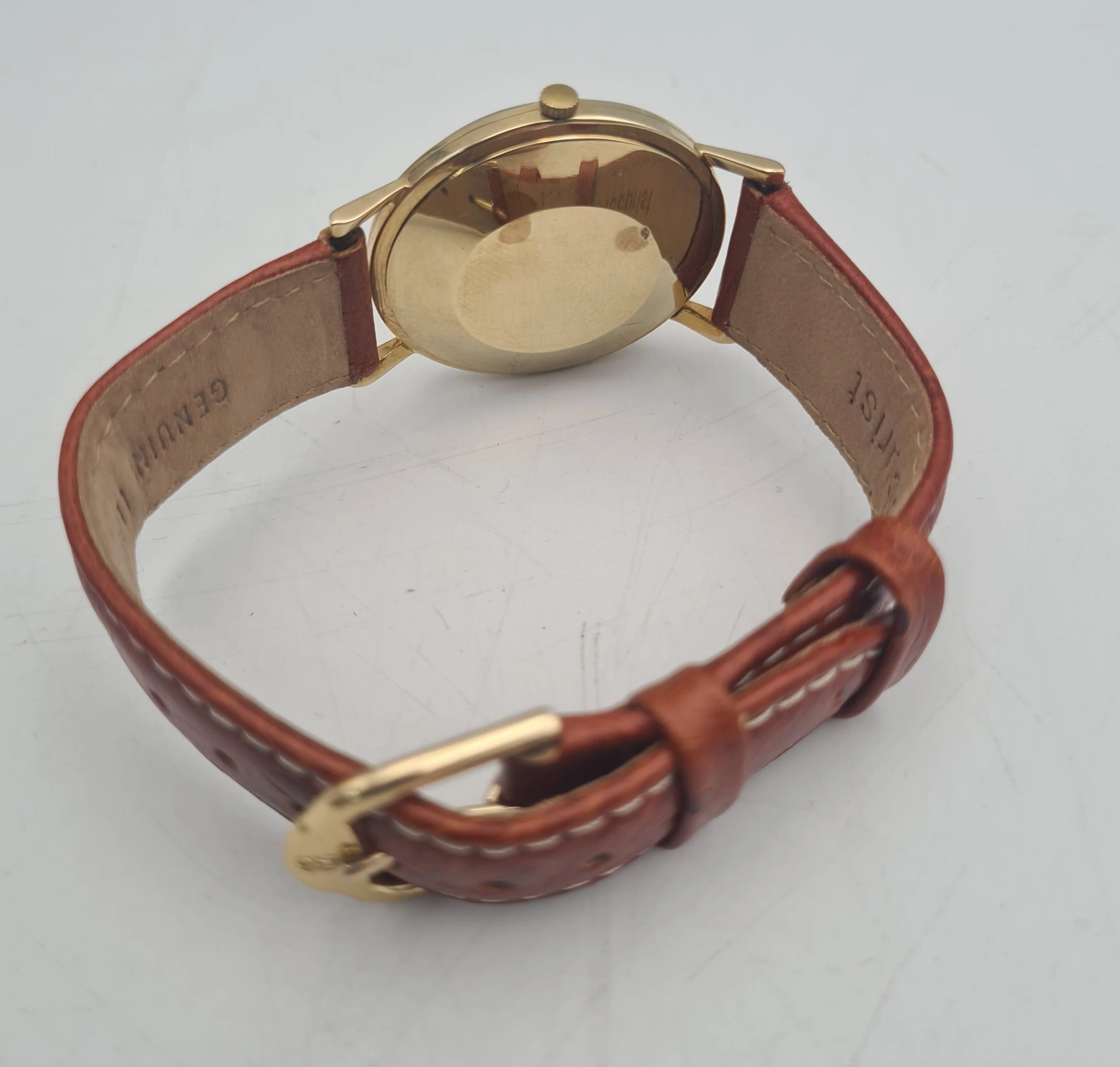 Accurist 9ct Gold Cased manual Wind watch with leather strap - Image 3