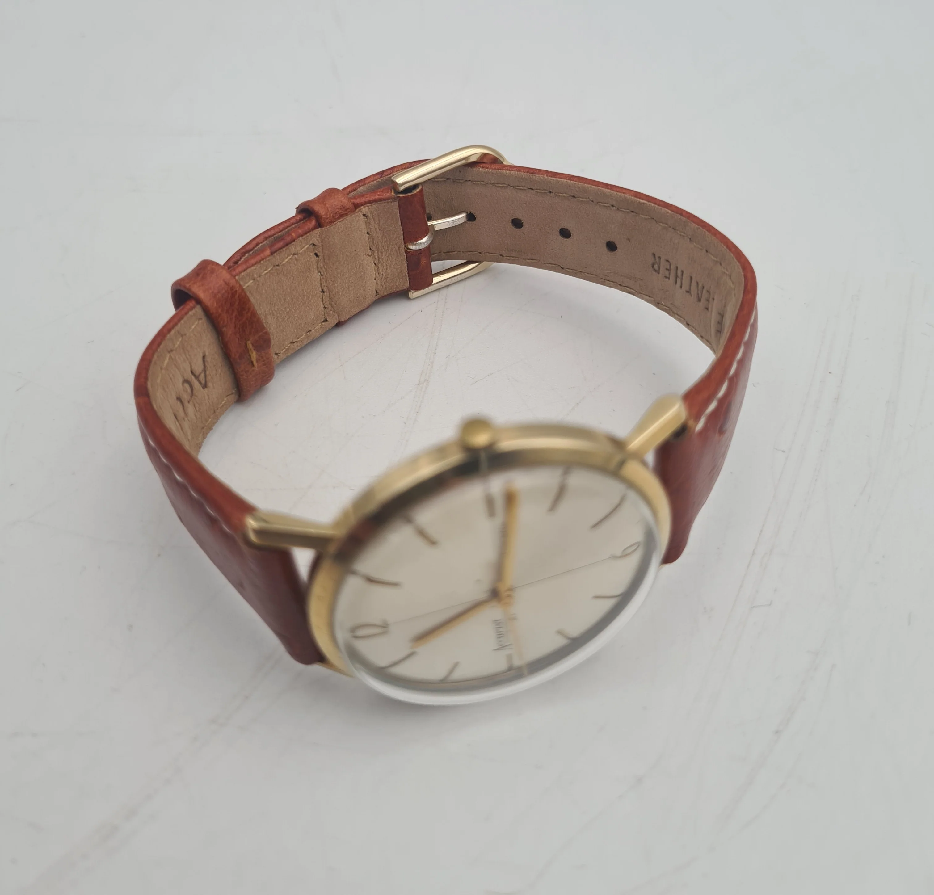 Accurist 9ct Gold Cased manual Wind watch with leather strap - Image 4