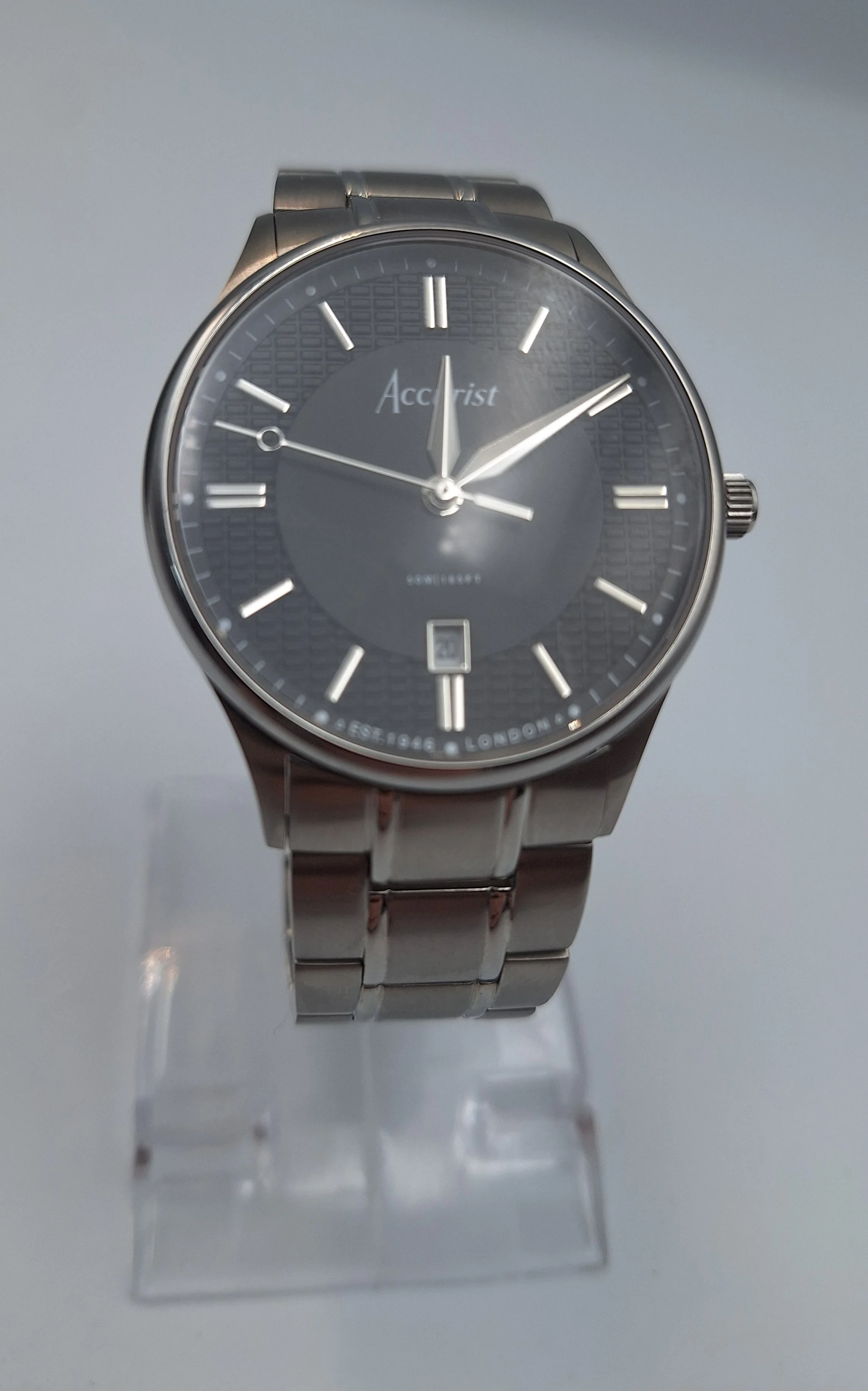 Accurist Classic Men's Quartz Watch 73006 stainless steel with black face, spare links and original case and box - Image 2