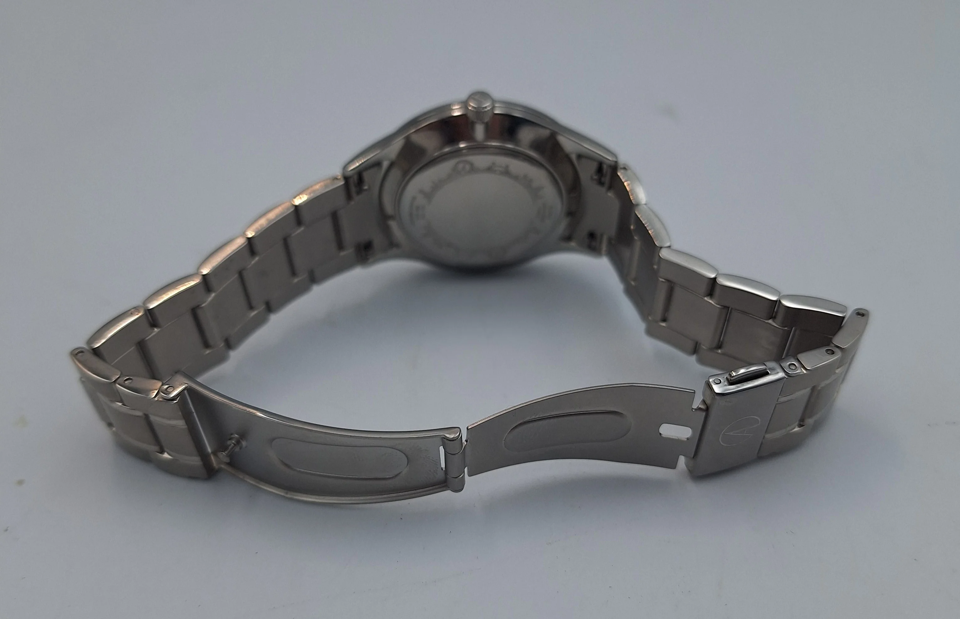 Accurist Classic Men's Quartz Watch 73006 stainless steel with black face, spare links and original case and box - Image 3