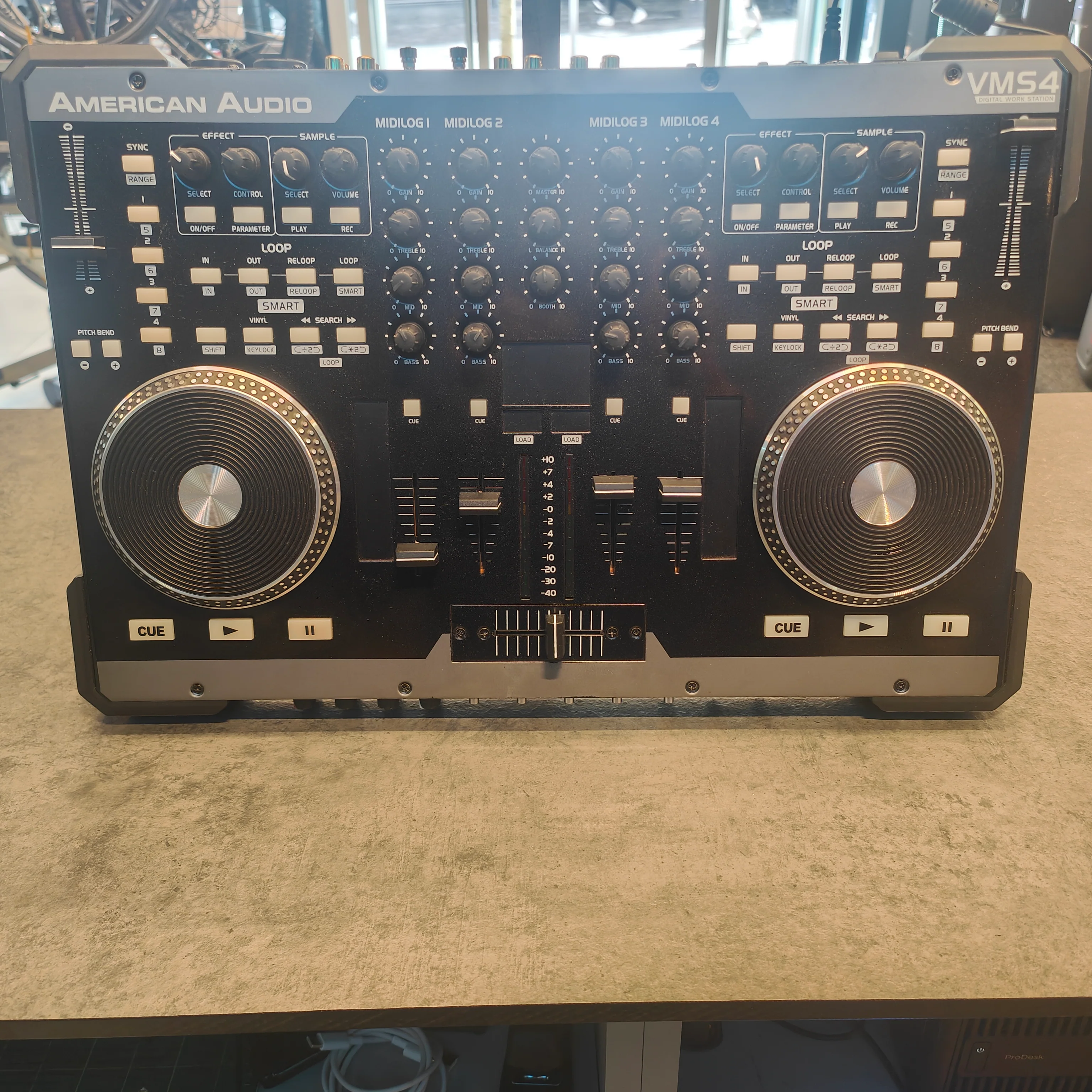American Audio VMS4 digital Work Station With Hard Case