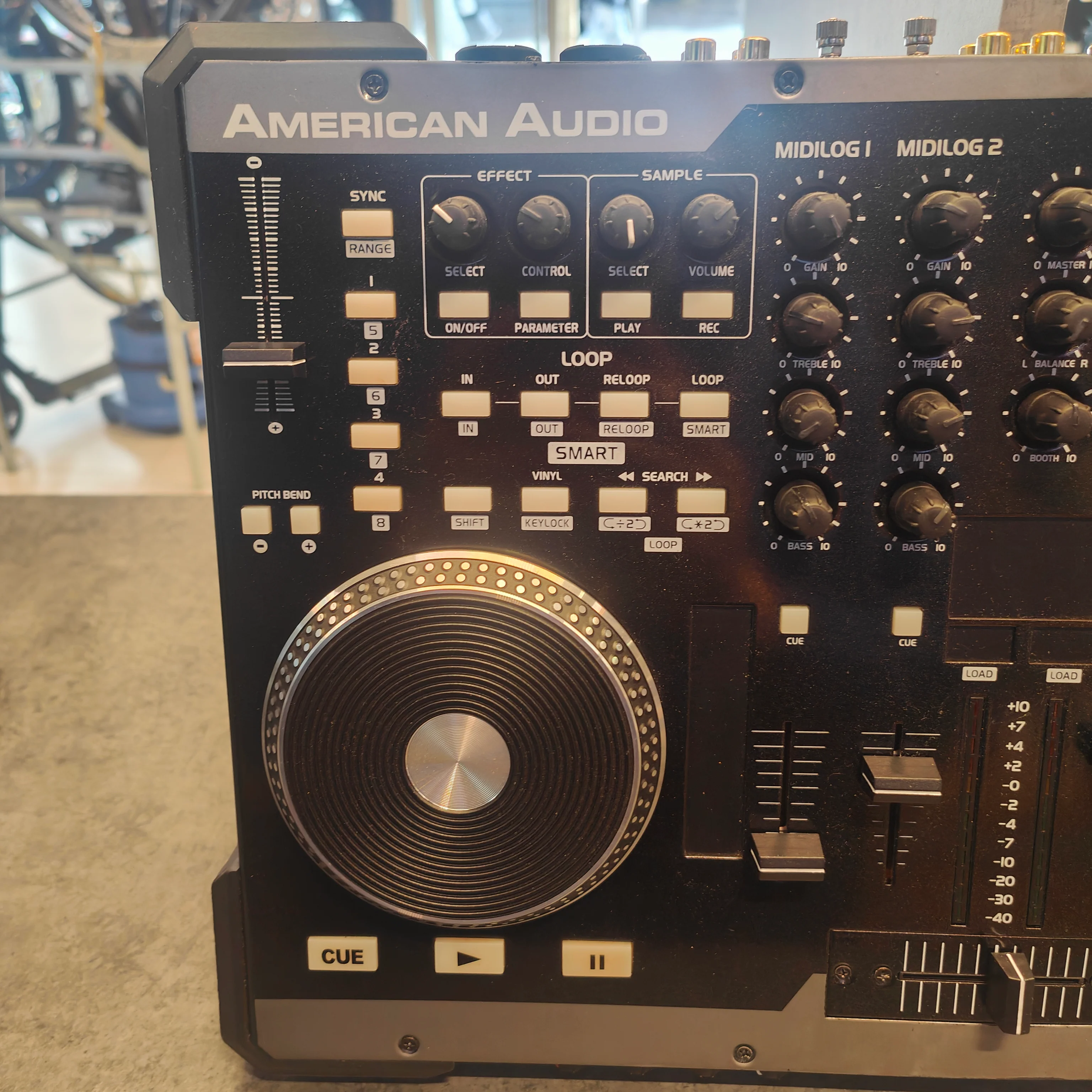 American Audio VMS4 digital Work Station With Hard Case - Image 3